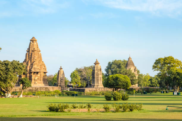 parvati y templo de vishwanath en kharjuraho grupo occidental de templos - khajuraho india indian culture temple fotografías e imágenes de stock