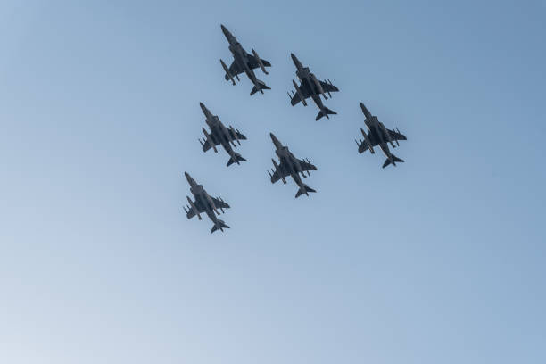 seis caças a jato harrier voando no desfile do dia nacional espanhol - bandeira da otan - fotografias e filmes do acervo