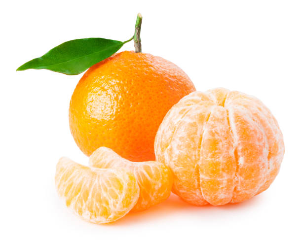 mandarina o clementina con hoja verde y rodajas aislados en blanco - mandarina fotografías e imágenes de stock