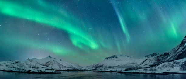 северное сияние над лофотеновские острова в норвегии - lake night winter sky стоковые фото и изображения