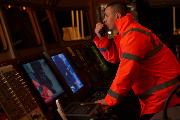 navegador / piloto en el puente del buque - freight transportation audio fotografías e imágenes de stock