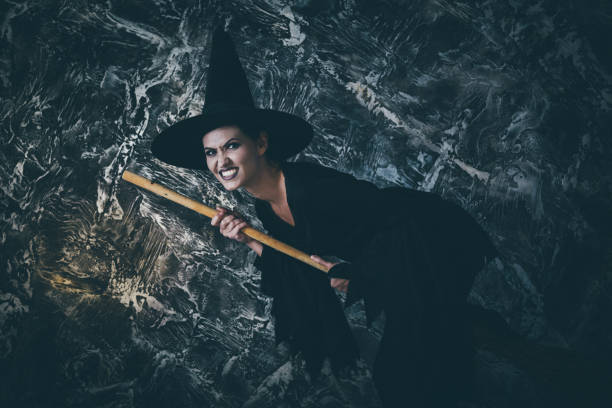 giovane strega che vola sul manico di scopa - witch smiling evil bizarre foto e immagini stock
