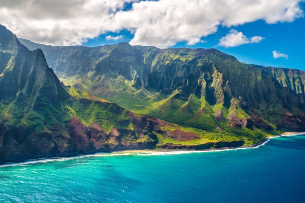 вид на побережье напали на острове кауаи на гавайях - hawaii islands mountain kauai sea стоковые фото и изображения