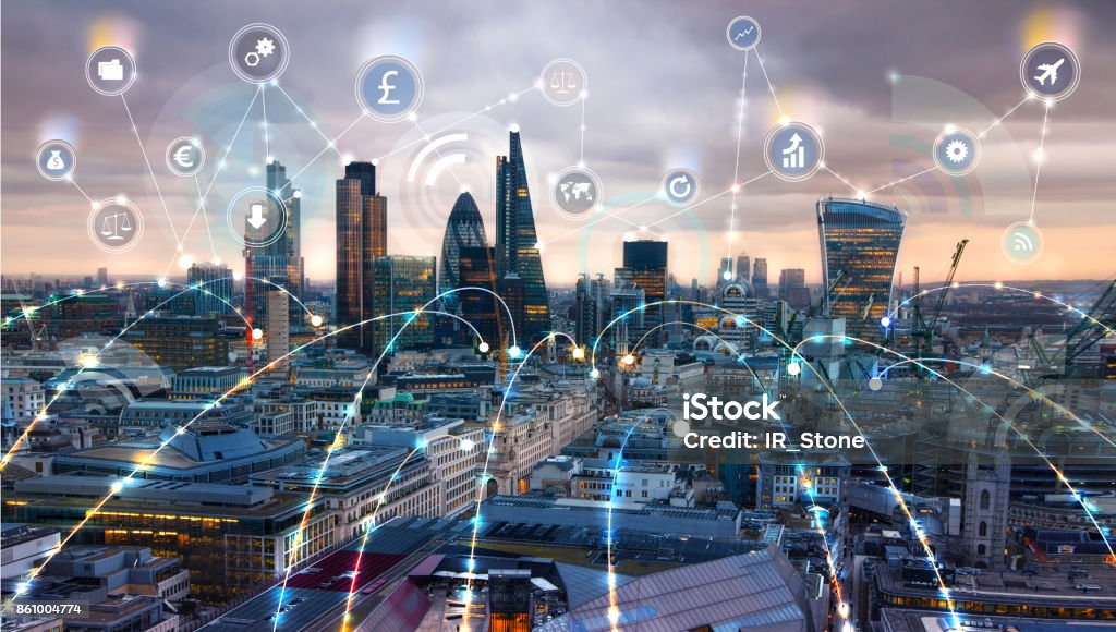 Modernos rascacielos de la ciudad de Londres y concepto de las conexiones de red de negocios. Idea de tecnología, la transformación y la innovación. - Foto de stock de Inversión libre de derechos