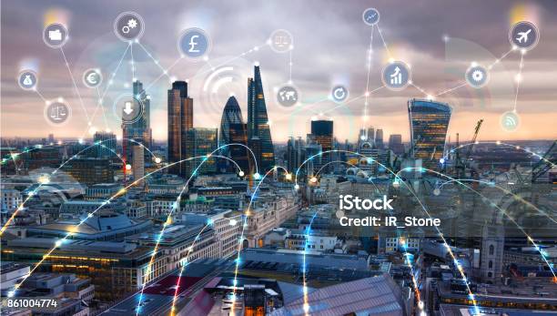 Modernos Rascacielos De La Ciudad De Londres Y Concepto De Las Conexiones De Red De Negocios Idea De Tecnología La Transformación Y La Innovación Foto de stock y más banco de imágenes de Inversión