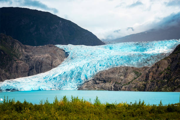 mendenhall-gletscher-nationalpark, juneau, alaska, usa - us glacier national park stock-fotos und bilder