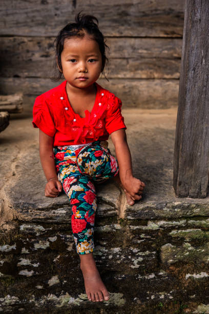 nepalska dziewczyna w wiosce w pobliżu annapurna range - india mountain child people zdjęcia i obrazy z banku zdjęć