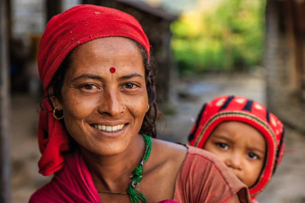 donna nepalese che porta il suo bambino vicino alla catena dell'annapurna - annapurna range foto e immagini stock