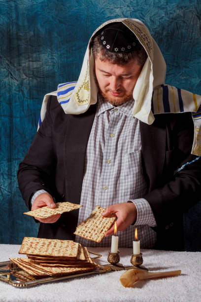 les hommes juifs est matza de bénédictions pour la fête juive de repas de pâque seder - passover seder seder plate table photos et images de collection