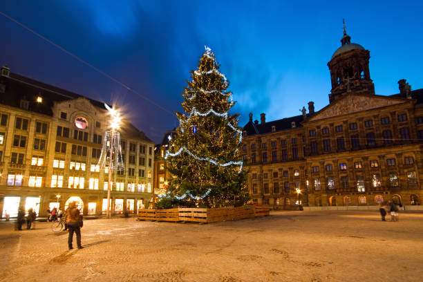 natale in piazza dam ad amsterdam, paesi bassi di notte - dam foto e immagini stock