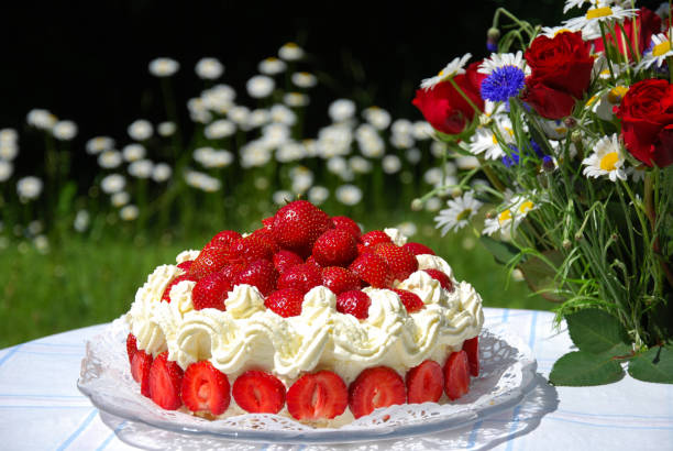 летние объекты в саду - birthday cake cake birthday homemade стоковые фото и изображения
