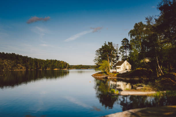 湖の白い木造家 - scandinavian lake cottage house ストックフォトと画像