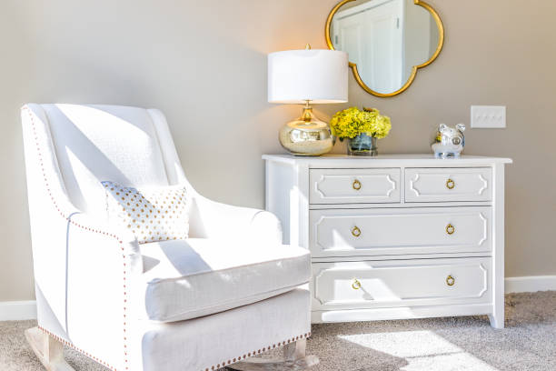 밝은 흰색 현대 흔들의 자 서랍의 가슴, 모델 준비 홈 장식, 아파트 또는 하우스 보육 실에서 - dresser 뉴스 사진 이미지