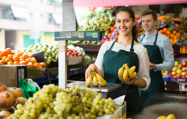 istock Sellers with bananas at market 861071118