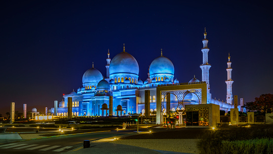 The imposing Sheikh Zayed Grand Mosque in Abu Dhabi at night
