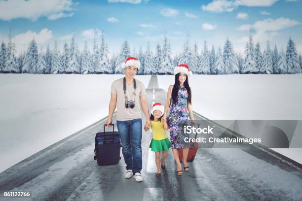 Foto de Família Asiática Caminhando Na Estrada Nevada e mais fotos de stock de Adulto - Adulto, Andar, Asiático e indiano