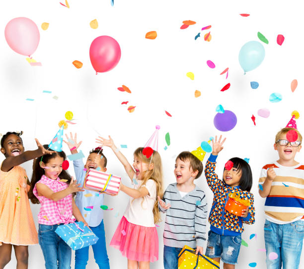 grupo de niños celebran cumpleaños juntos - globo decoración fotos fotografías e imágenes de stock