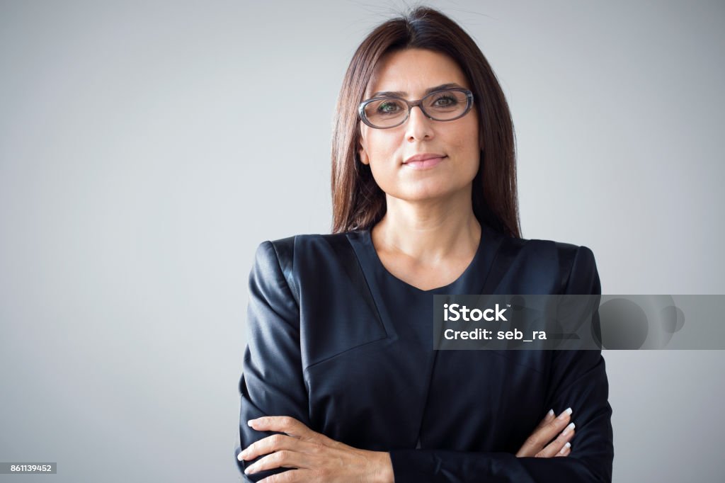 Retrato de empresaria en fondo gris - Foto de stock de Ejecutiva libre de derechos