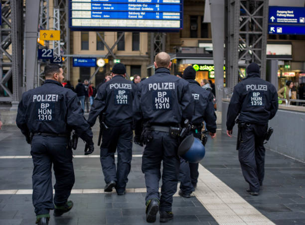 agentes de la policía en la estación central de trenes de frankfurt am main, alemania. - trabajador emigrante fotografías e imágenes de stock