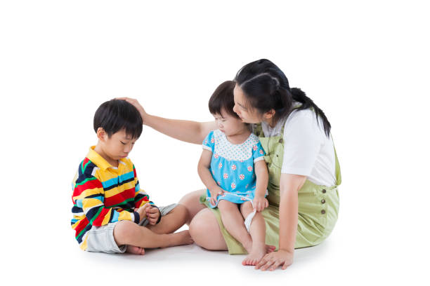 mutter mit zwei kleinen asiatischen (thai) kindern (ganzkörper). isoliert auf weiss - 2558 stock-fotos und bilder