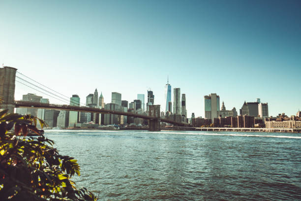 pont de brooklyn et horizon de new york city - brooklyn bridge national landmark brooklyn bridge park dumbo photos et images de collection