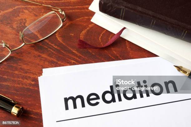 Papeles Con Mediación De Título Sobre Una Mesa Foto de stock y más banco de imágenes de Mediación - Mediación, Divorcio, Derecho