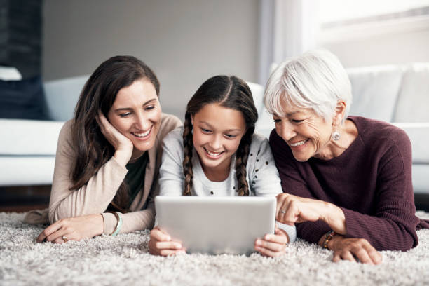 il divertimento non finisce mai con un tablet in giro - grandparent family multi generation family technology foto e immagini stock