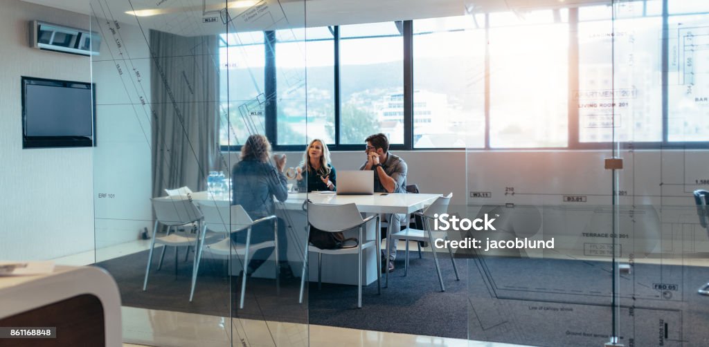 Trois designers discutant dans la salle de réunion - Photo de Réunion libre de droits