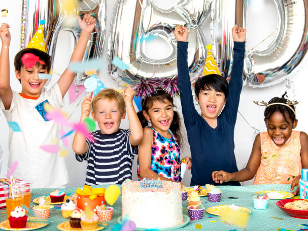 группа детей празднуют день рождения вместе - kids party стоковые фото и изображения