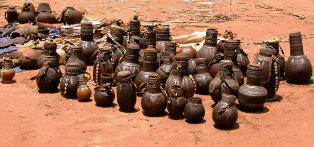 전통적인 투 수 및 현지 수공예품에서 냄비 시장 케이 afer, omo 골짜기, 에티오피아 - hamer 뉴스 사진 이미지