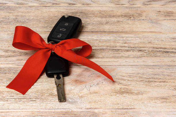 istock Car key with colorful bow on wooden background 861197946