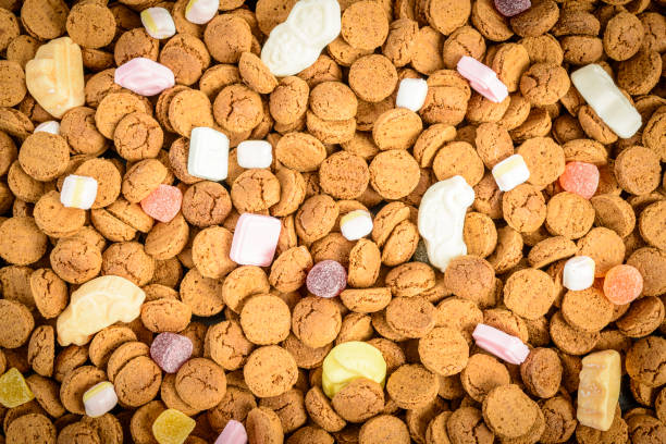 sinterklaas lub sint nicolaas holenderski dzieci wakacje peppernut cukierki - pepernoten zdjęcia i obrazy z banku zdjęć