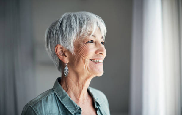 les joies de la retraite - cheveux blancs photos et images de collection