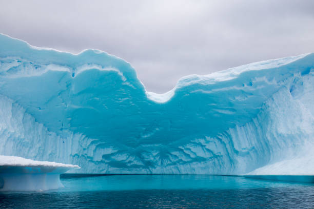 iceberg, pleneau baie - glacier antarctica crevasse ice photos et images de collection