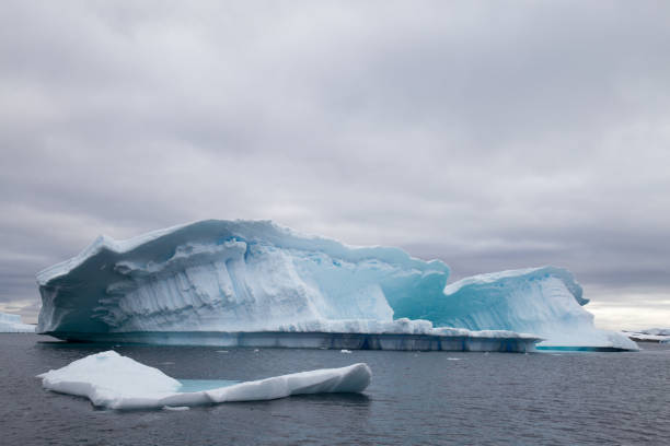 istock Iceberg, Pleneau bay 861208782
