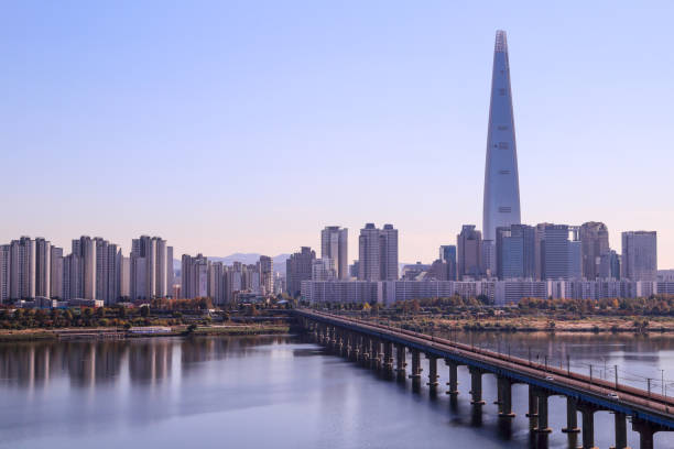 línea de cielo de seúl bajo el cielo azul - pueblo hindú fotografías e imágenes de stock