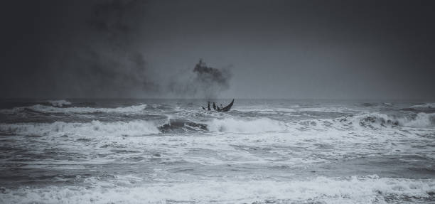 statek rybacki pod sztormem - lighthouse storm sea panoramic zdjęcia i obrazy z banku zdjęć