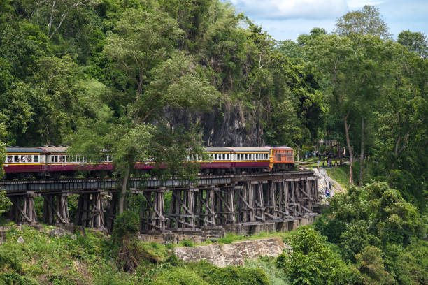там красае железной дороги реки квай канчанабури таиланд - burma railway стоковые фото и изображения