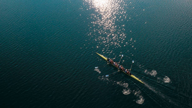 nossas atletas masculinos lemada lago na luz do sol - remo simples - fotografias e filmes do acervo