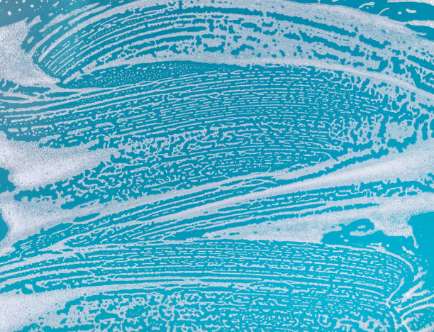 мыльная пена на синем фоне - soap sud bubble textured water стоковые фото и изображения