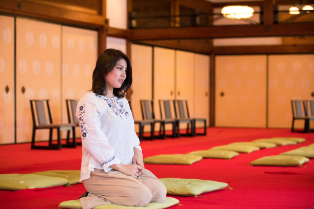 tourst féminin japonais, assis sur les talons dans le temple - zen like women temple meditating photos et images de collection