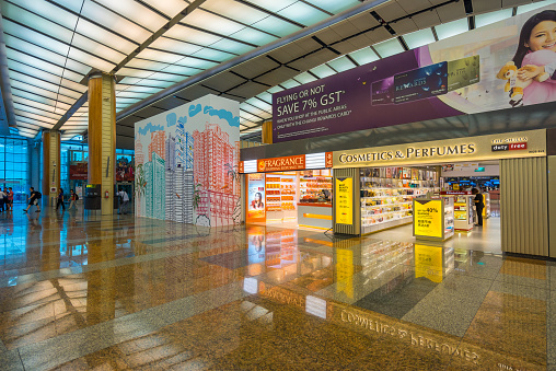 Singapore: Departure hall at Changi airport with check-in zone and shop