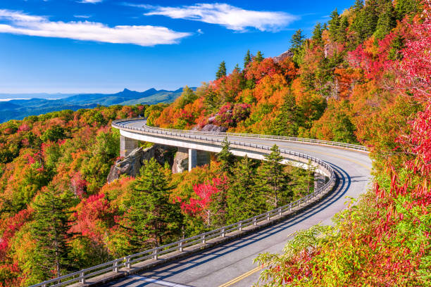 viaduc linn cove - autumn landscape usa country road photos et images de collection