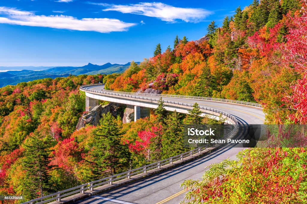 Linn Cove Viaduct Linn Cove Viaduct, Grandfather Mountain, North Carolina, USA. North Carolina - US State Stock Photo