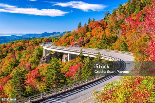 Foto de Linn Cove Viaduct e mais fotos de stock de Carolina do Norte - Estado dos EUA - Carolina do Norte - Estado dos EUA, Outono, Montanha Grandfather