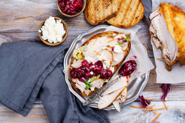 sanduíche de sobras de peru caseiro com molho de cranberry - sandwich turkey cranberry cheese - fotografias e filmes do acervo
