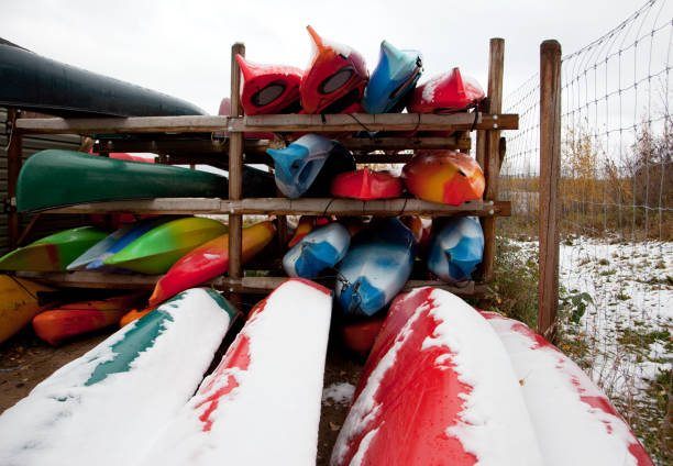 kayaks covered in snow - skeg imagens e fotografias de stock