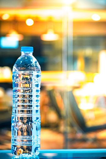 Agua Botella De Plástico En El Fondo Borroso Con Fondo De Pantalla Para El Paquete O Producto Refrescante Espacio Imagen Y Copia Foto de stock y más banco de imágenes de Agua - Agua Botella De Plástico En El Fondo Borroso Con Fondo De Pantalla Para El Paquete O Producto Refrescante Espacio Imagen Y Copia Foto de stock y más banco de imágenes de Agua -