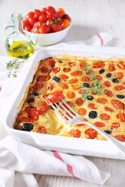 pflanzlichen clafoutis mit rote cherry-tomaten und oliven - clafoutis stock-fotos und bilder