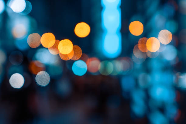 bokeh répartition de la lumière dans la ville, pasante - éclairage public photos et images de collection